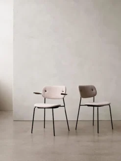 Co Chair w. Armrest / Black Base