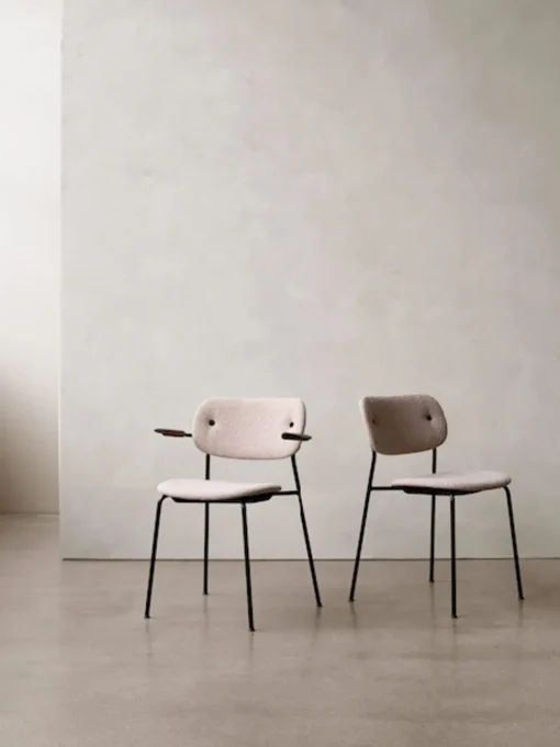 Co Chair w. Armrest / Black Base