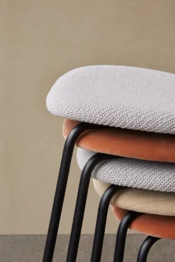 Co Chair w. Armrest / Black Base