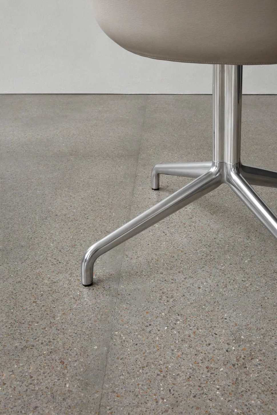 Harbour Dining Chair / Polished Aluminium Star Base w. Swivel