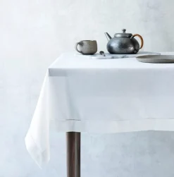 Hvid stofdug med hulsøm