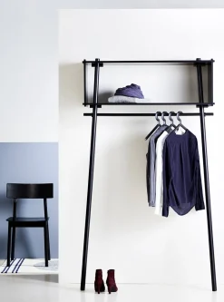 Illusion hanger