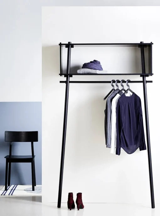 Illusion hanger