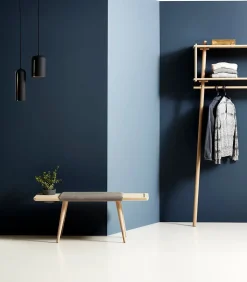 Illusion hanger