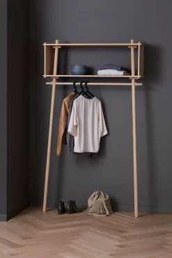 Illusion hanger