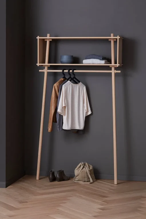 Illusion hanger
