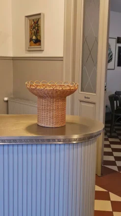 Rattan scallop stand