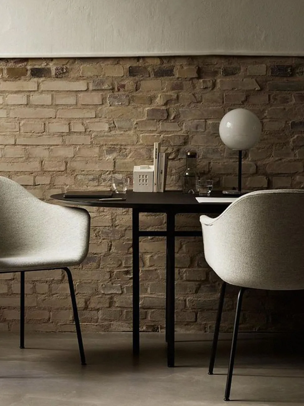 Snaregade Oval Dining Table