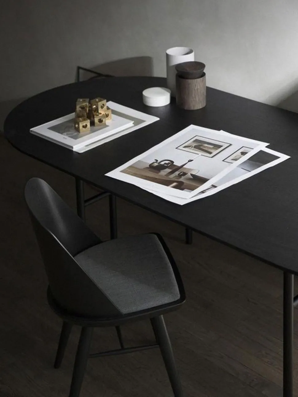 Snaregade Oval Dining Table